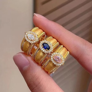 แหวนทองคำทรงกว้างสำหรับผู้หญิง ประดับด้วยคอรันดัมสีแดงแบบฝังเพชร เหมาะสำหรับงานปาร์ตี้ - Product Image 1