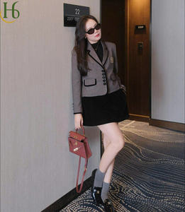 Blazer court pour femme fabriqué au Vietnam, mélange polyester-spandex, blazer à bouton unique classique - Product Image 2