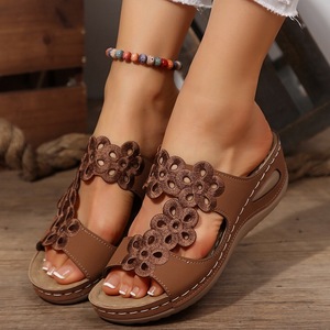 Sandales compensées élégantes marron pour femme, mules à découpes florales, confortables, à bout ouvert, antidérapantes - Product Image 4