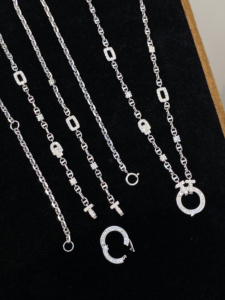 สร้อยคอทองคำ 18K ยี่ห้อซินฟลาย ประดับเพชรธรรมชาติ 0.60 กะรัต พร้อมจี้ห้อยแบบมีตัวล็อก ดีไซน์พัฟ มารีเนอร์ ลิงค์เชน เครื่องประดับคุณภาพสูง - Product Image 5
