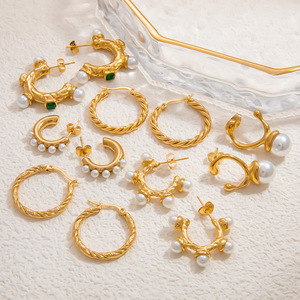 Pendientes de Aro con Perlas, Chapados en Oro de 18K, con Engaste de Titanio, para Uso Diario - Product Image 1