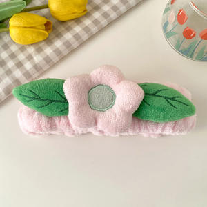 عصابة رأس نسائية جميلة بتصميم أوراق الزهور للبيع بالجملة، مصنوعة من الفانيلا المخملية الماصة للماء، مناسبة لغسل الوجه والمكياج والرياضة، مع إمكانية تخصيص الشعار - Product Image 6