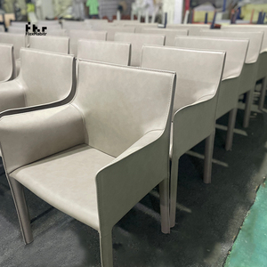 Chaise de salle à manger rembourrée gris clair personnalisable, pieds en métal mat, articles hôteliers en gros - Product Image 5