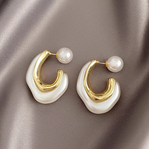 Orecchini a Perno in Metallo Irregolare con Perle Finte, Design Minimalista Chic, Gioielli da Donna alla Moda per Uso Quotidiano, Idea Regalo - Product Image 2