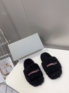 Low-price wholesale fashionable soft and slip-resistant <b>slippers</b> in black sheepskin, lightweight and suitable for home use. - Product Image 4