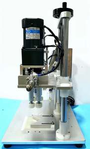 Machine de capsulage semi-automatique pneumatique à quatre roues pour boissons et parfums, avec système de verrouillage de bouteilles - Product Image 2