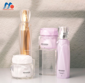 Ensemble d'emballages cosmétiques pour soins de la peau rose avec flacons de lotion en plastique de 50 ml et pots de 50 g Pulvérisateur à pompe - Product Image 1