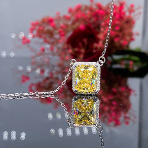 Collana con Pendente a Taglio Smeraldo Diamante Giallo, Argento 925 Placcato Rodio, Catena a Maglia Geometrica, Lusso per Uso Quotidiano, Unisex - Product Image 1