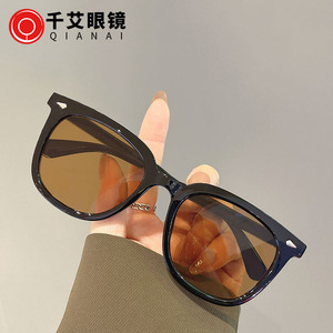 Gafas de Sol Unisex con Marco Negro, Lentes de PC con Protección UV400 Tipo 3, Estilo Urbano a la Moda - Product Image 3