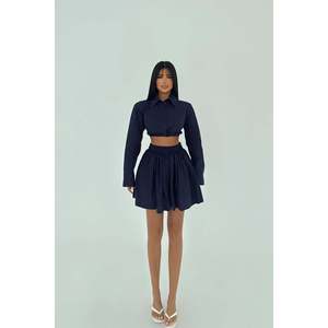 Costume jupe bleu marine en satin à boutons sur le devant, style formel avec décoration élégante - Product Image 3