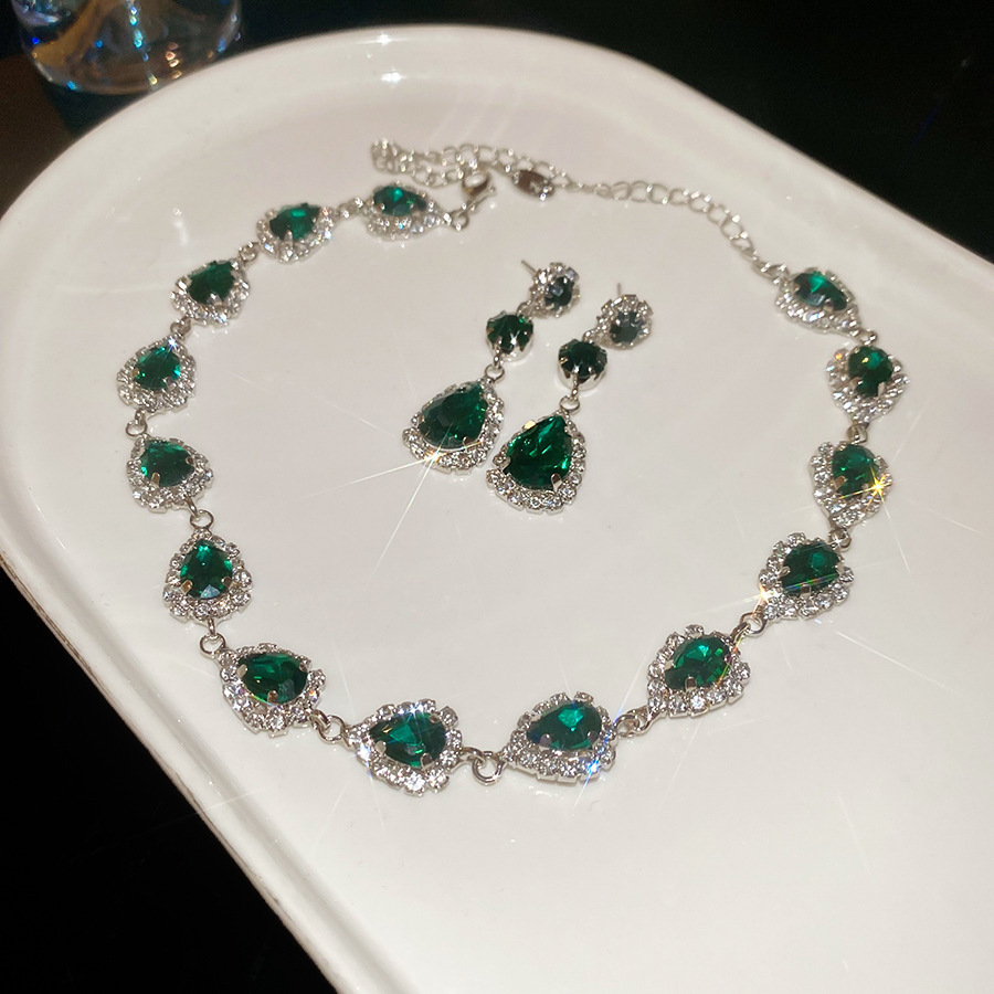 Ensemble de 122 pièces de boucles d'oreilles et collier en forme de larme sertis de diamants verts