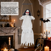 Décoration d'Halloween : Poupée fantôme suspendue électrique et animée avec yeux rouges lumineux et ours en peluche pour porche et jardin.