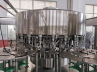 Machine de remplissage haute précision fabriquée en Chine, très demandée, pour la production de bouteilles en verre d'eau pure et de boissons