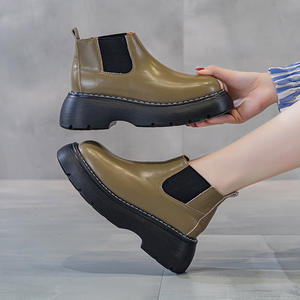 Botas Chelsea de Cuero Verde con Plataforma Impermeable para Mujer, Diseño para Días Lluviosos Urbanos y Moda para el Trabajo - Product Image 4