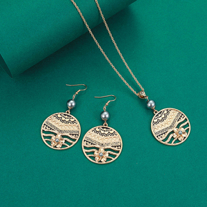Boucles d'oreilles Hawaïennes en Perles Noires Rondes Plaqué Or Émail Écaille de Tortue, Vente en Gros Usine - Product Image 2
