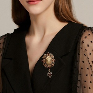 <span class=keywords><strong>Broche</strong></span> vintage avec portrait féminin en relief, cadre en <span class=keywords><strong>or</strong></span> antique, strass rouge-brun et pendentif orné - Product Image 3