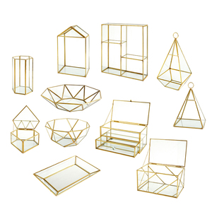 <span class=keywords><strong>Pot</strong></span> <span class=keywords><strong>en</strong></span> <span class=keywords><strong>verre</strong></span> de terrarium de forme géométrique <span class=keywords><strong>en</strong></span> <span class=keywords><strong>verre</strong></span> Oem avec couvercle Vase de terrarium <span class=keywords><strong>suspendu</strong></span> pour plantes succulentes Décoration intérieure - Product Image 1