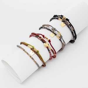 Bracelet à breloques carrées triple couche en acier inoxydable plaqué or avec pierres naturelles, design unique, perles de pierres précieuses naturelles - Product Image 3