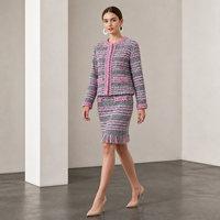 Ensemble deux pièces en tweed color block pour femme, gris et rose, avec veste longue sans manches en bouclé, jupe crayon à bordure tressée et ourlet à franges