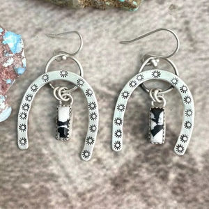 Boucles d'oreilles pendantes en argent sterling faites à la main avec un motif de fer à cheval en buffle blanc - Product Image 1