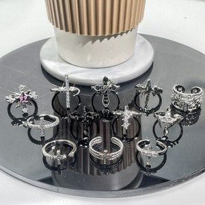 Trends Modieuze vintage <span class=keywords><strong>ring</strong></span> voor dames Cross Punk Dark Personality Trendy Niche Open-end <span class=keywords><strong>ring</strong></span> Zirkoon-ingelegde Ins-<span class=keywords><strong>ring</strong></span> - Product Image 2