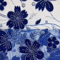 Tissu en dentelle brodée florale traditionnelle bleu or, style ethnique de luxe, broderie florale pour robe, textile personnalisé