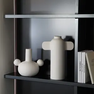 Декоративная керамическая ваза u-образной формы