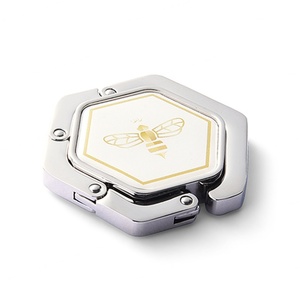 Gancho de Mesa Portátil Hexagonal Único y Moderno para Bolsos, Plegable, Metálico - Product Image 6