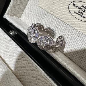 Anillo de Plata de Ley S925 con Estrella de Seis Puntas Vintage, Joyería Ligera y Elegante con Incrustaciones de Microcirconitas, Diseño Moderno en Forma de Luna - Product Image 1