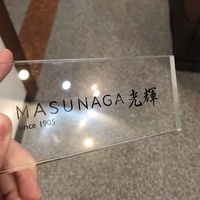 Bloc de présentation de logo en acrylique transparent personnalisé, impression UV, autoportant, taille personnalisable pour les magasins de détail, promotion de la marque