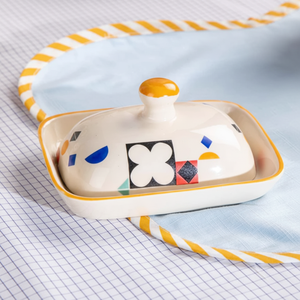 Plato para mantequilla de cerámica con diseño geométrico abstracto blanco y borde amarillo, moderno, disponible a precios de mayoreo. - Product Image 1