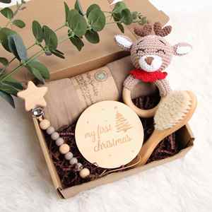 Coffret Cadeau Naissance Essentiels : Couverture en Mousseline de Coton, Hochet de Dentition pour Bébé, Carte Étapes de Bébé, Ensemble de Jouets en Bois - Product Image 1