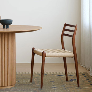 Chaise de salle à manger en bois massif de style nordique, couleur noyer, avec dossier vintage et assemblage à mortaise et tenon, idéale pour les petits appartements - Product Image 1