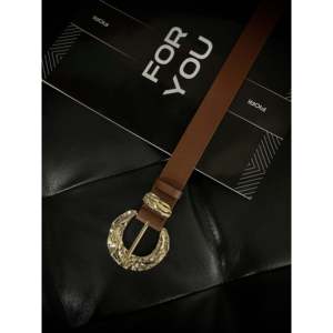 Cinturón de Cuero con Hebilla Dorada Fiori para Mujer, Hebilla de Aleación, Accesorio de Moda Casual - Product Image 1