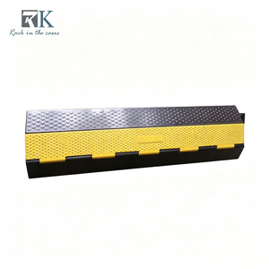 Rampe de protection de câbles personnalisée jaune et noire (1000x250x50mm) pour la protection des câbles au sol et la sécurité des événements - Product Image 1