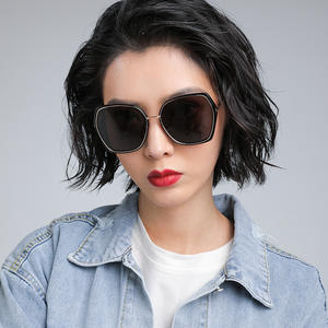 Lunettes de soleil polarisées TR90 personnalisées et tendance pour femmes, monture large, protection UV400, style Instagram, lunettes de conduite haut de gamme - Product Image 1