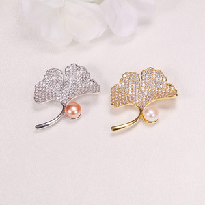 เข็มกลัดแฟชั่นผู้หญิงขายส่ง ทองแดงชุบทอง ประดับเพชรซิคอน รูปใบแอปริคอตและมุก พร้อมไข่มุกน้ำจืด - Product Image 1
