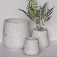 Kit de Pot de fleur rond en fibre de verre noir ou blanc de vente chaude utilisation intérieure ou extérieure taille de feuille géante pour application domestique