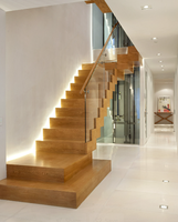 Escalier droit moderne en bois massif avec structure en acier sur mesure pour villa et maison duplex
