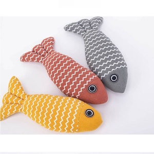 Juguete personalizado para gatos con hierba gatera, respetuoso con el medio ambiente, bonito diseño de pez, juguete interactivo para masticar relleno de lino suave para gatitos de interior - Product Image 5
