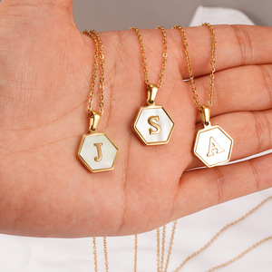 สร้อยคอจี้ตัวอักษรชุบทอง 18K สแตนเลสสตีลทันสมัย |   เปลือกหอยสีขาวฝังลาย กันน้ำ ป้องกันอาการแพ้ - Product Image 5