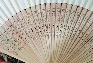 Éventail Pliant de Luxe en Soie Blanche et Bambou, Technique de Gravure Artisanale, Idéal pour Mariages Vintage, Décoration d'Intérieur, Cadeau d'Affaires - Product Image 5