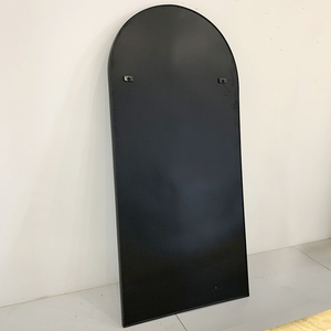 Miroir mural moderne à cadre en métal noir, style vitrail cintrée, pour la <span class=keywords><strong>d</strong></span>écoration intérieure et les projets hôteliers - Product Image 3