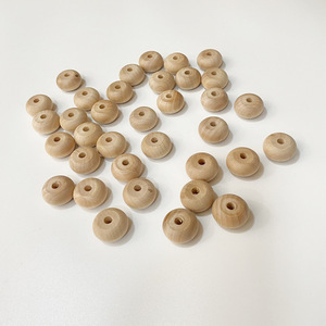 Cuentas de madera redondas de 3x3x1.6 cm de color natural para hacer pulseras - Product Image 2