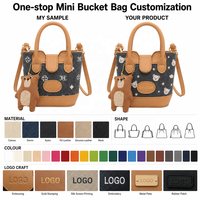 Sac seau mini en cuir PU avec logo personnalisé, breloque ours monogramme vintage et bandoulière amovible pour femmes, idéal pour les tenues quotidiennes et les soirées