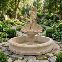 Statue de Vénus en marbre beige sculptée à la main, fontaine d'eau en forme de coquille, fontaine de jardin extérieure en pierre avec base ronde