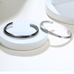 Pulsera inspiradora de acero inoxidable con baño de oro, diseño de brazalete retorcido, con la frase 'Nunca te rindas' - Product Image 4