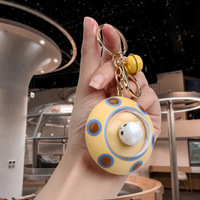 LED ışık up UFO uçan daire hatıra uzay gemisi anahtarlık uzay kapsülü Mini oyuncak kedi veya ayı ile