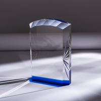 Trophée en verre K9 moderne, base bleue, motif arche de cristal, coupe diamant, gravure laser, impression par transfert thermique pour les meilleurs de la entreprise
