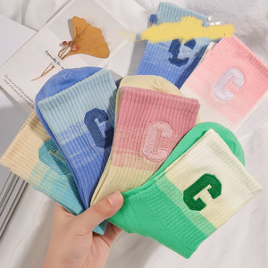 Calzini <span class=keywords><strong>a</strong></span> equipaggio con lettera <span class=keywords><strong>a</strong></span> strisce <span class=keywords><strong>bianche</strong></span> <span class=keywords><strong>nere</strong></span> di quattro stagioni per uomo donna - Product Image 3